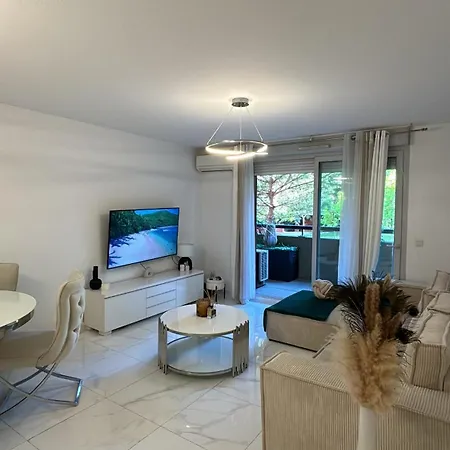 Luxury Apartment *